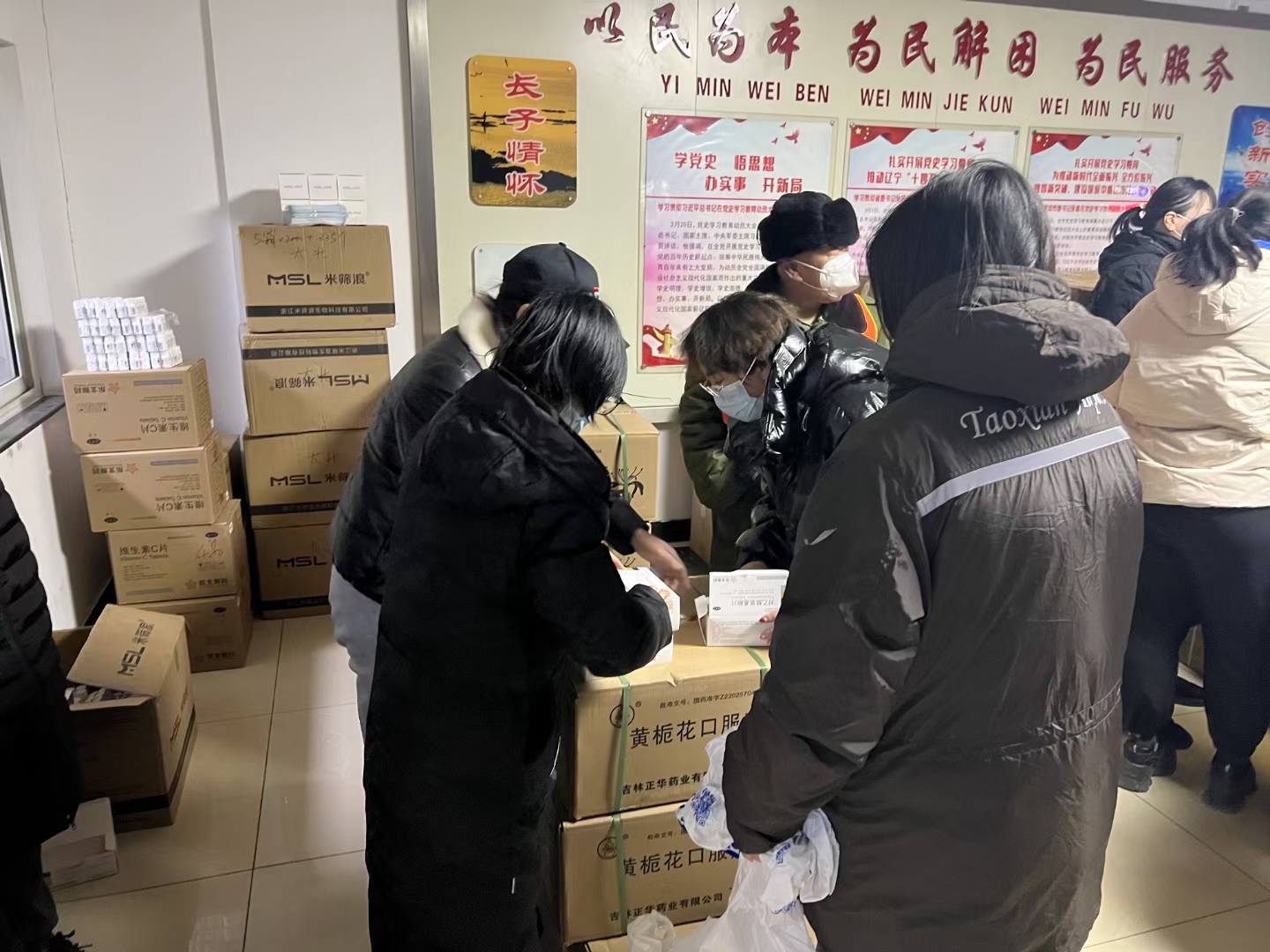 大东区民政局给各街道分发防疫健康包 (2).jpg