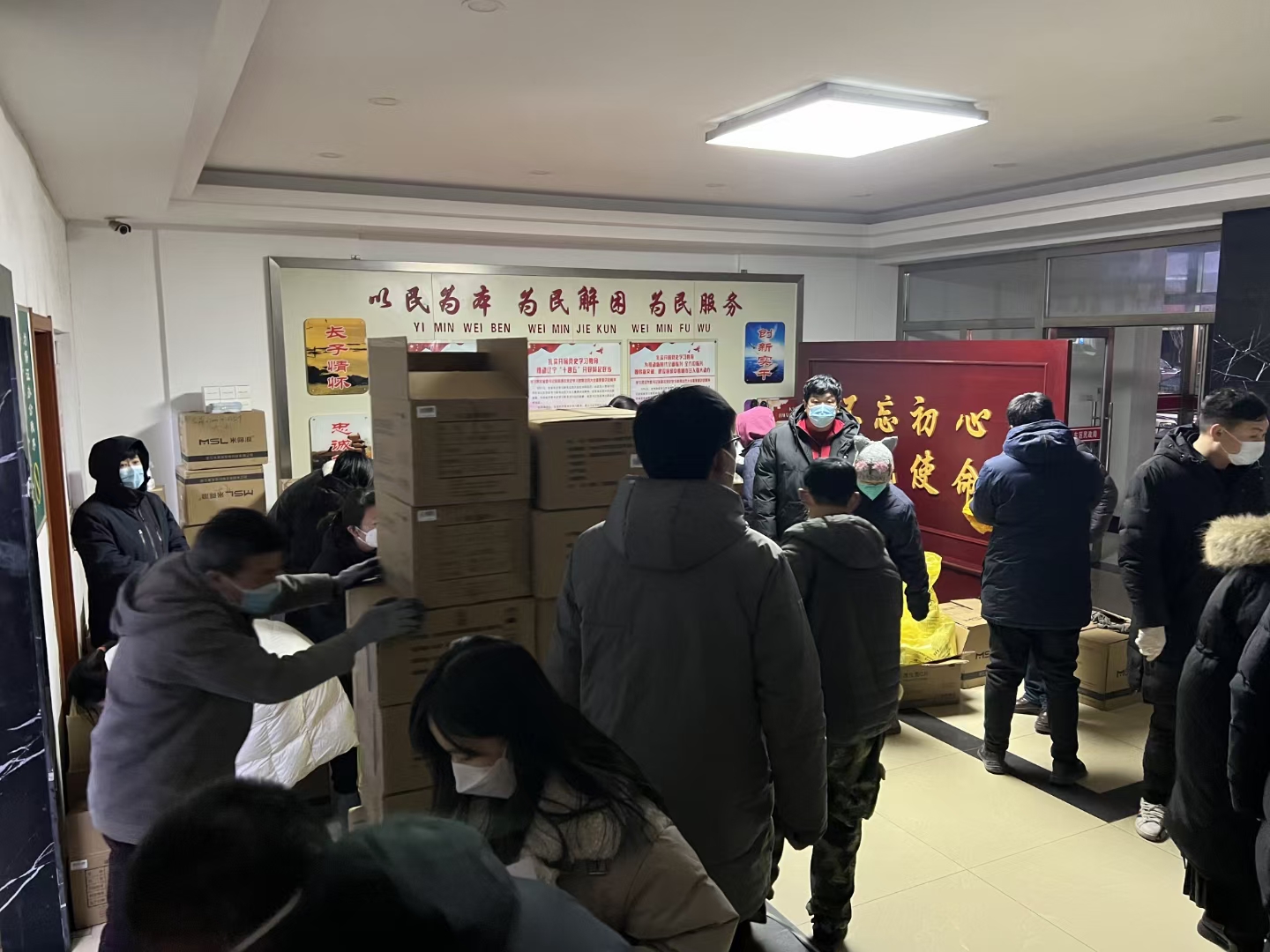 大东区民政局给各街道分发防疫健康包 (1).jpg