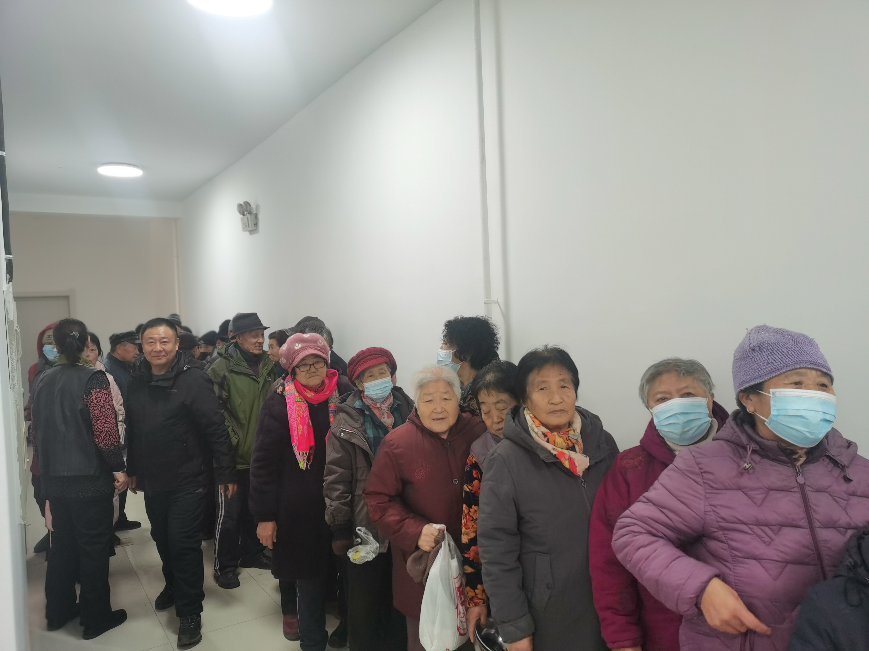 图一:颇家屯村幸福长者食堂就餐排队现场.jpg