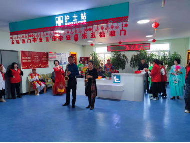 老人为大家表演乐器合奏.png