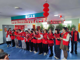 民政工作人员与老人合唱《我的祖国》.png